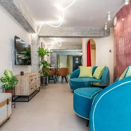 Pop Art Gem With Paintings By Local Artist By Rems Lejlighed