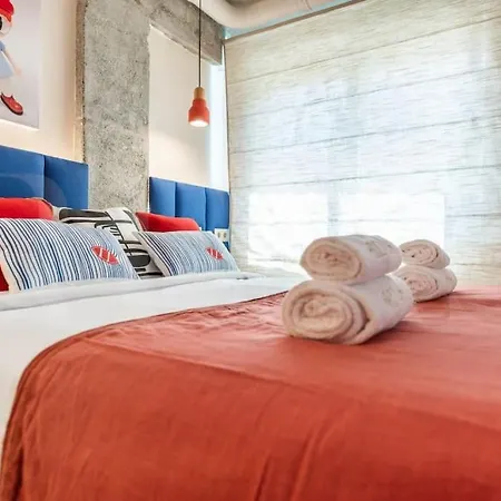Apartment Pop Art Gem With Paintings By Local Artist By Rems