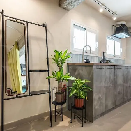 Apartment Pop Art Gem With Paintings By Local Artist By Rems *